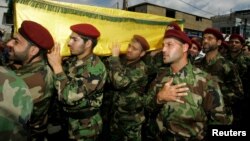 Tentara Hizbullah melakukan acara pemakaman di Beirut, Lebanon bagi rekan mereka yang gugur dalam konflik Suriah (foto: dok). Hizbullah berusaha melakukan upaya untuk ekspansi ke Afrika Barat. 