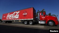 Sebuah truk pengangkut minuman bersoda Coca-Cola, melintasi sebuah jalan di Carlsbad, California (Foto: dok). Coca-Cola, mulai melebarkan pangsa pasarnya ke Burma. 