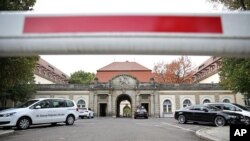 Sebuah penghalang menutupi jalanan masuk ke rumah sakit St.Georg di Lepizig, Jerman, menyusul tewasnya seorang pekerja kesehatan PBB yang dirawat akibat terjangkit Ebola (14/10)
