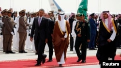 2014年 3月29日，奥巴马总统由沙特官员陪同前往返回华盛顿的专机。