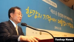 12일 서울 프레스센터에서 열린 광복 70주년 기념 평화통일 대토론회 '한강의 기적에서 대동강의 기적으로'에서 좌승희 영남대 교수가 주제발표를 하고 있다.