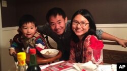 «زیو وانگ» و خانواده اش. 