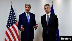 27일 벨기에 브뤼셀의 나토 본부를 방문한 존 케리 미 국무장관(왼쪽)이 옌스 슈톨텐베르크 나토 사무총장과 만났다. 