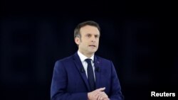 Presiden Prancis Emmanuel Macron, yang mencalonkan diri kembali untuk periode kedua dalam pemilu presiden Prancis 2022, berkampanye di Paris La Defense Arena di Nanterre, Prancis, pada 2 April 2022. (Foto: Reuters/Sarah Meyssonier)