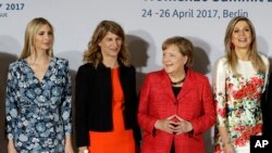 از راست ملکه هلند، صدر اعظم آلمان، عضو اتحادیه زنان کارآفرین و ایوانکا ترامپ 