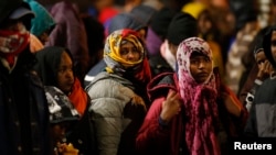 ስደተኞች በፈረንሣይ ስታሊንግራድ ባቡር ጣቢያ አካባቢ