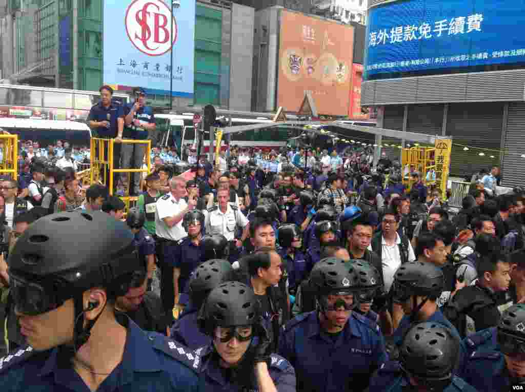 香港警方星期三上午展开强行清场行动（美国之音海彦 拍摄)。