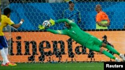 گول دوم نیمار که همه فکر کردند توسط دروازه بان مهار شد.