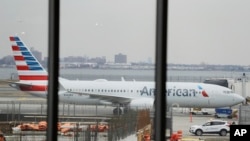Pesawat Boeing 737 MAX milik American Airlines di bandara LaGuardia, New York (foto: dok).