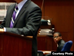 被告博尔登聆听律师辩护（图片由Sophia Li/Neon Tommy提供)