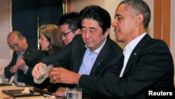 日本首相安倍晋三和美国总统奥巴马在东京一起共进晚餐（资料照片）。