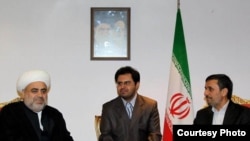 Əhməd Haşimi, Mahmud Əhmədinejad-Allahşükür Paşazadə görüşməsində tərcüməçilik edərkən.