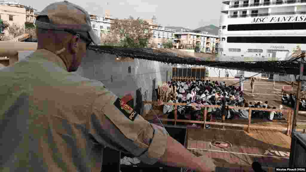 የኖርዌይ መንግሥት ወታደሮች ስደተኞችና ፍልሰተኞችን ከመርከብ ሲወርዱ እየተመለከቱ