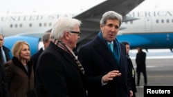 31일 독일 베를린 공항에 도착한 존 케리 미국 국무장관(오른쪽) 프랑크 발터 슈타인마이어 독일 외무장관과 환담하고 있다.