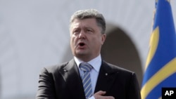 Presiden Ukraina Petro Poroshenko menyanyikan lagu kebangsaan dalam parade perayaan Hari Kemerdekaan Ukraina di Kyiv, 24 Agustus 2014.