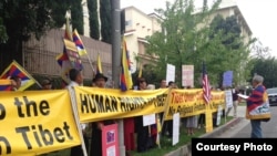 藏人示威者打出“给藏人人权”标语（照片由刘雅雅提供）