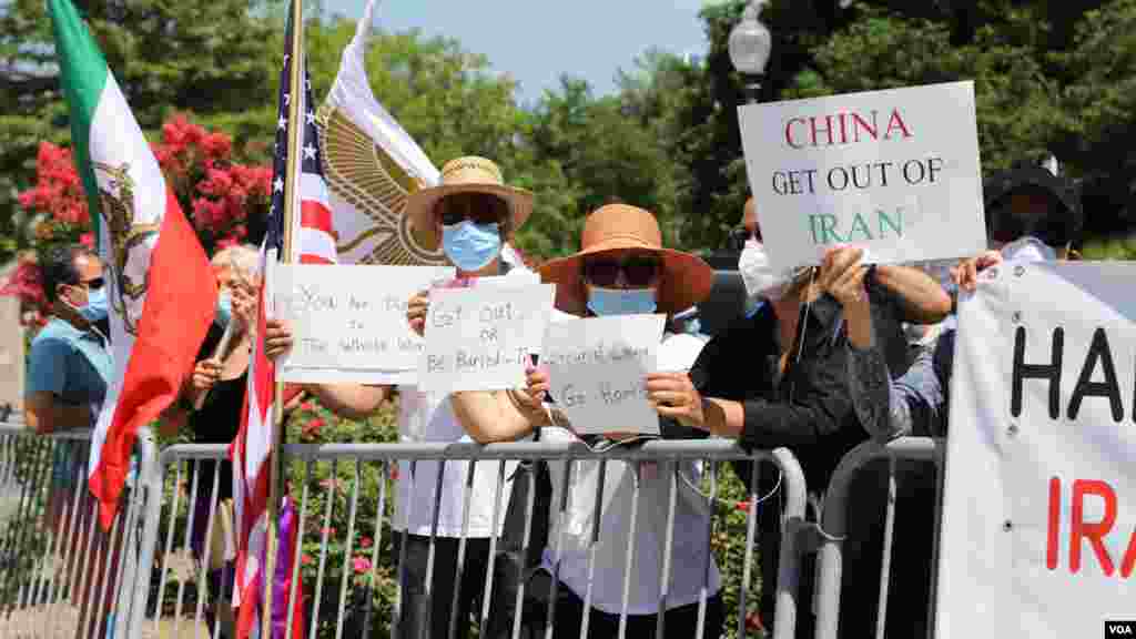 تجمع ایرانی‌-‌آمریکایی‌های مقابل سفارت چین. بنا بر بیانیه‌ای که توسط &#171;اتحادیه ملی برای دموکراسی در ایران&#187; (ان‌یو‌اف‌دی‌آی) در واشنگتن منتشر شده است، &#171;رژیم اشغالگر&#187; جمهوری اسلامی &#171;می‌کوشد تا حاکمیت ملی ایران را به حزب کمونیست چین بفروشد.&#187;