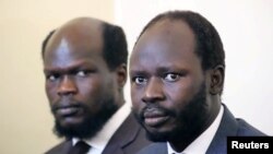 Kerbino Wol (L) mfanyabiashara akiwa na Peter Biar Ajak mwanaharakati wa amani