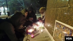 活动参加者在甘地像下点燃蜡烛。(美国之音白桦拍摄)