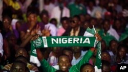Un supporter du Nigeria célèbre la victoire depuis les gradins.