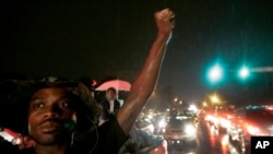 Un manifestant à Ferguson, dans le Missouri (AP)