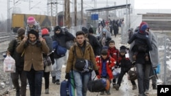 Des migrants à la frontière entre la Serbie et la Macédoine, le 26 janvier 2016. (AP Photo/Boris Grdanoski)