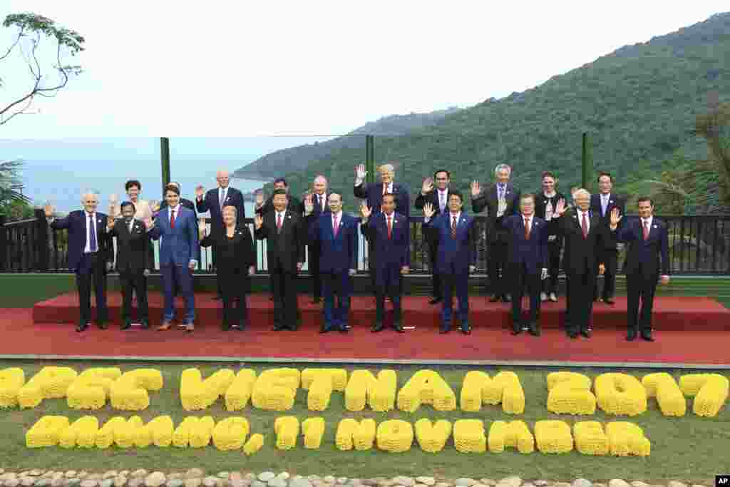 在越南中部城市岘港参加亚太经合组织(APEC)年度峰会的领导人合影。前排有加拿大总理特鲁多，中国国家主席习近平，越南国家主席陈大光，印度尼西亚总统佐科&middot;维多多，日本首相安倍晋三，韩国总统文在寅。后排有香港特首林郑月娥，菲律宾总统杜特尔特，俄罗斯总统普京，美国总统川普，泰国总理巴育，新加坡总理李显龙，代表台湾出席亚太经合会的亲民党主席宋楚瑜（2017年11月12日）。