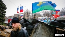 11일 우크라이나 동부 루한스크 지역에서 친러시아계 시위대가 반정부 시위를 펼치고 있다.