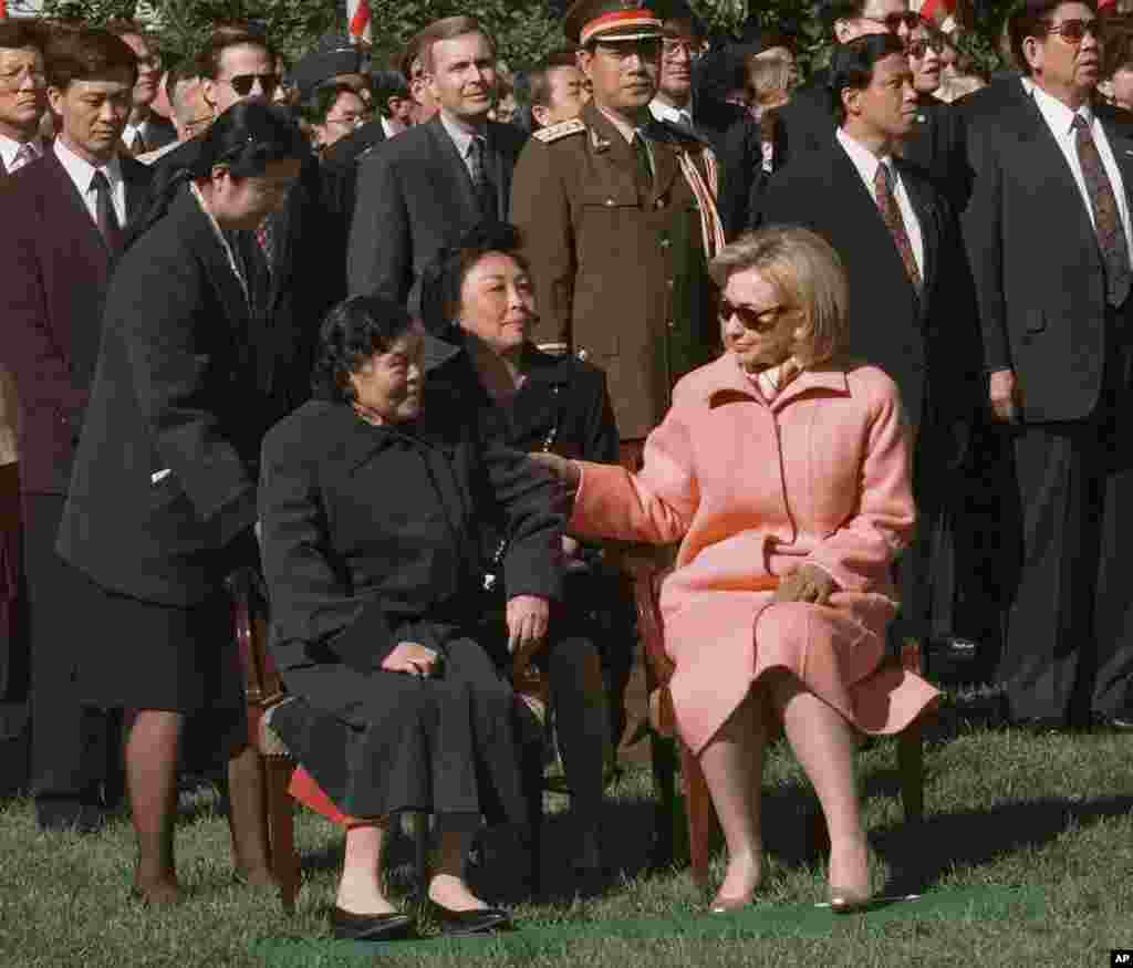 1997年10月29日，在白宫举行的欢迎江泽民国事访问的仪式后，美国第一夫人希拉里·克林顿和江泽民夫人王冶坪在白宫南草坪交谈