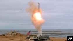 美国国防部展示了在圣尼古拉斯岛上发射的一枚陆基巡航导弹。(2019年8月18日)