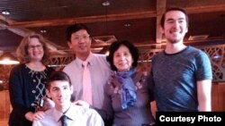 曹三强牧师（后排左二）和家人(公民力量提供) 