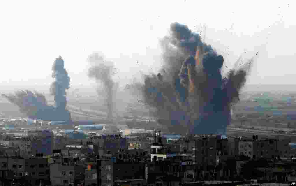 2012年11月19日，在以色列袭击埃及与加沙地带南部拉法之间的一处走私地道后，浓烟高高升起。