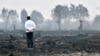 Presiden Joko Widodo meninjau lahan yang terbakar di Pelalawan, Riau, 17 September 2019. (Foto: Biro Setpres via AFP)