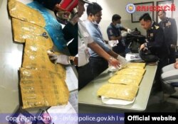 រូបថត​ផ្សាយ​តាម​គេហទំព័រអគ្គស្នងការដ្ឋាន​នគរបាល​ជាតិ​បង្ហាញពី ​អាជ្ញាធរបាន​ឃាត់​ខ្លួនជនជាតិ​រ៉ូមានី​មួយ​រូបឈ្មោះ​ Olaru Narcis-Manuel ​ដែល​មានគ្រឿង​ញៀន​ប្រភេទ​មេតាហ្វេតាមីន​ទម្ងន់​សរុប៥​ពាន់​២០​ក្រាម នៅ​អាកាសយានដ្ឋាន​ខេត្ត​សៀមរាប កាល​ពី​ថ្ងៃ​ទី​៦ ខែ​កុម្ភៈ ឆ្នាំ​២០១៩។ (គេហទំព័រ cambodiapolice.com)