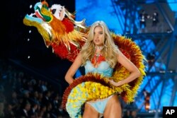 السا هوسک از مدل های ویکتوریا سکرت