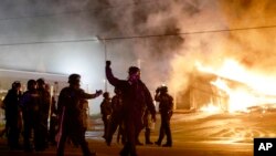 2014年11月24日，美国大陪审团宣布对威尔逊警官的裁决后，美国密苏里州弗格森的一些建筑遭人为纵火。警察把失火的建筑与人群隔离开来。