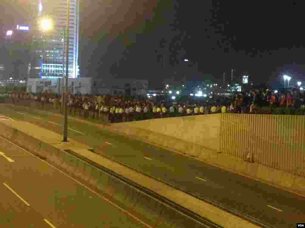 数千香港学生市民在金钟聚会与警方对峙 (美国之音海彦 拍摄) 