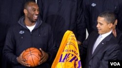 Kobie Bryant avec Barack Obama
(Archives)