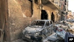 Des décombres bordent une rue à Douma, le site d'une attaque présumée aux armes chimiques, près de Damas, en Syrie, le 16 avril 2018.