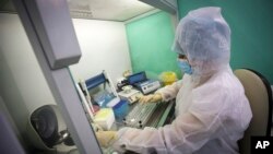 一名医务人员正在使用检测系统进行冠状病毒诊断。（2020年2月4日）
