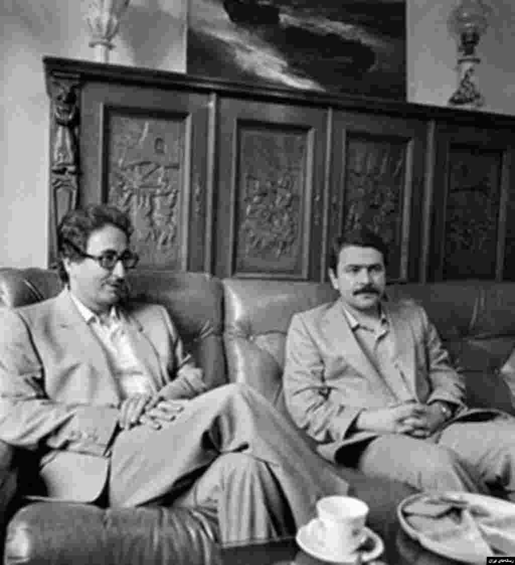 با افزایش اختلافات، مجاهدین خلق به بنی صدر نزدیک شد و در درگیری های سال ۱۳۶۰، بعد از برخورد های حکومت، مجاهدین اعلام جنگ مسلحانه کرد و کمی بعد رهبر آن و بنی صدر، اولین رئیس جمهوری ایران، هر کدام کشور را ترک کردند.