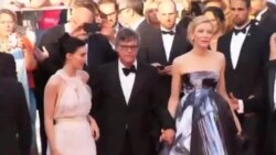 اجبار به پوشیدن کفش پاشنه بلند روی فرش قرمز کن، دردسرساز شد