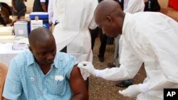 በጊኒ ኮናርኪ የኢቦላ ቫክሲን ሲሰጥ [ፎቶ - አሶሽየትድ ፕረስ/AP] 