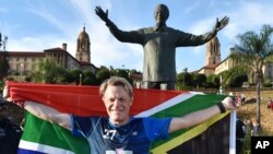 ኤዲ ኢዛርድ የተባለ የ 54 ዓመት ኮሜዲያን፥ 27 ማራቶኖችን በ 27 ቀናት ውስጥ ሮጧል (አሶሽየትድ ፕረስ/AP Photo)