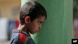 Anak pengungsi Kurdi di sebuah masjid di Suruc, perbatasan Turki-Suriah (15/10). (AP/Lefteris Pitarakis)