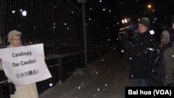 加努什金娜同其他一批活动人士2010年12月在莫斯科中国大使馆前示威要求释放刘晓波。(美国之音白桦拍摄)
