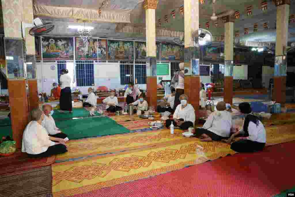 ពុទ្ធបរិស័ទ​កំពុង​​​ប្រារព្ធ​ពិធី​បុណ្យ​ចូល​ឆ្នាំ​ខ្មែរ​ថ្ងៃទី​២ នៅ​វត្ត​​ថាន់​ រាជធានី​ភ្នំពេញ នៅ​ថ្ងៃ​ទី​១៤ ខែមេសា ឆ្នាំ​២០២០។ (កាន់ វិច្ឆិកា/VOA)