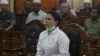 Meliana (44 tahun), saat menghadiri sidang penistaan agama di pengadilan negeri Medan, Sumatra, Selasa (21/8). 