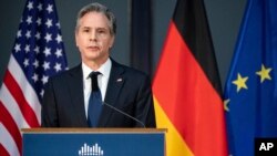 UMnu. Antony Blinken ukhuluma emhlanganweni awenze labameli belizwe leGermany lamanye. Berlin, Germany, Thursday, Jan. 20, 2022. (Bernd Von Jutrczenka/Pool photo via AP)