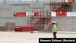 Un homme voit le site de construction du stade Al Wakrah, qui devrait accueillir des matches de football lors de la Coupe du monde 2022, à Al Wakrah, au Qatar, le 12 avril 2016. REUTERS / Naseem Zeitoon - RTX29LD3